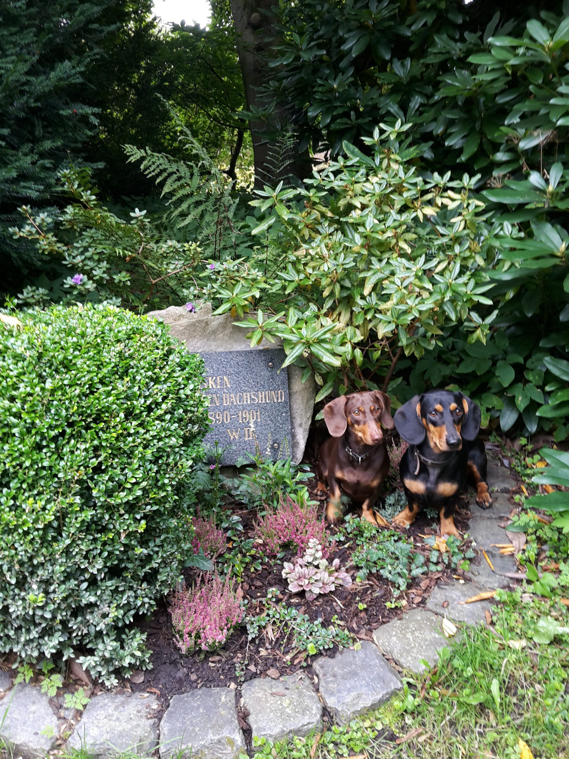 Jette und Anna an Erdmanns Grab